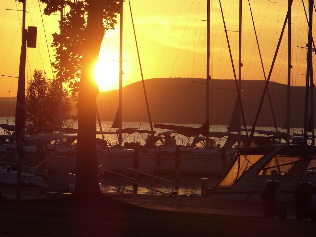 Bl Bavaria Yachtclub & Apartments Balatonlelle Exterior foto